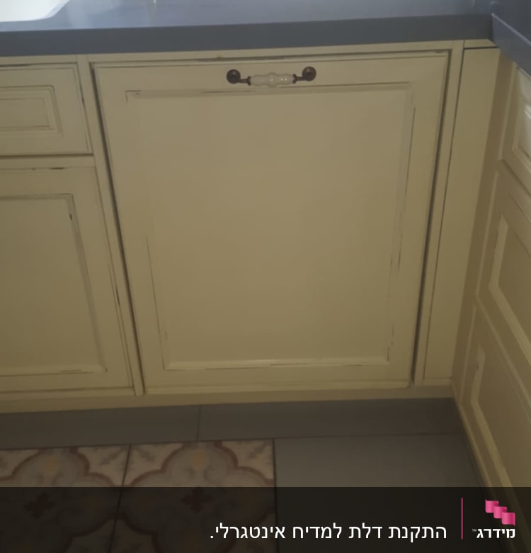 ארונות מטבח בהירים עם משטח עבודה אפור